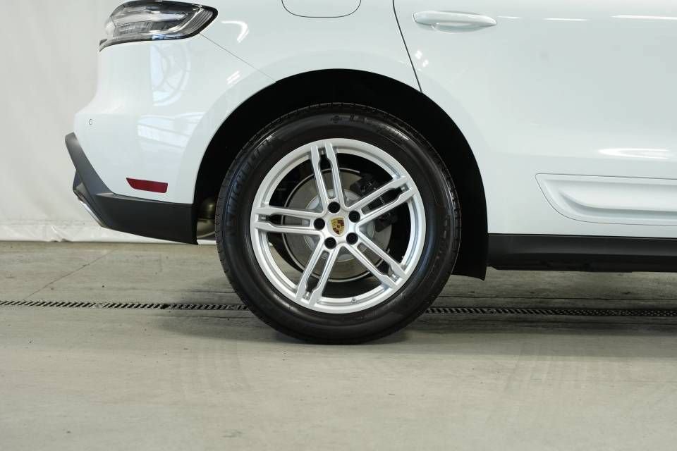 Certified 2026 Porsche Macan AWD/4WD image 40
