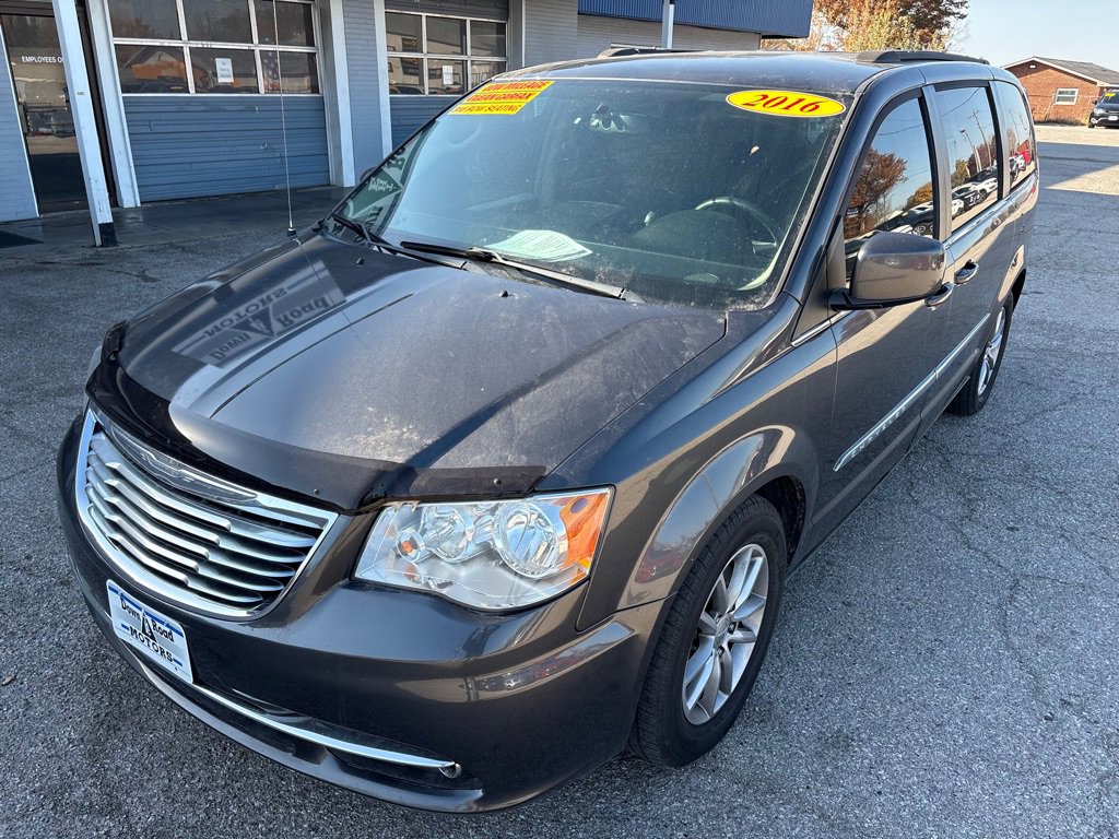 Used 2016 Chrysler Town & Country Touring image 4