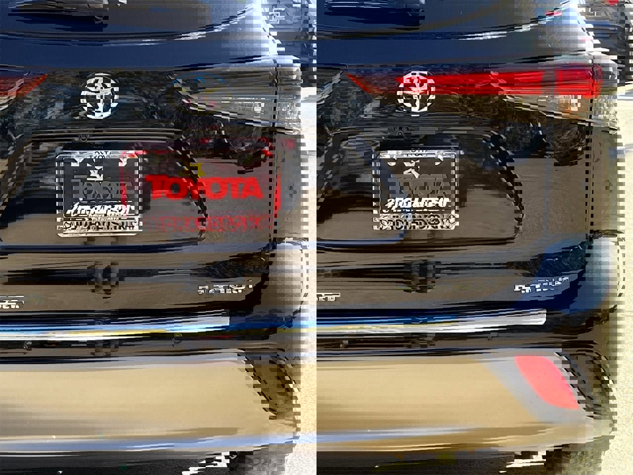 Used 2024 Toyota Highlander Platinum image 6