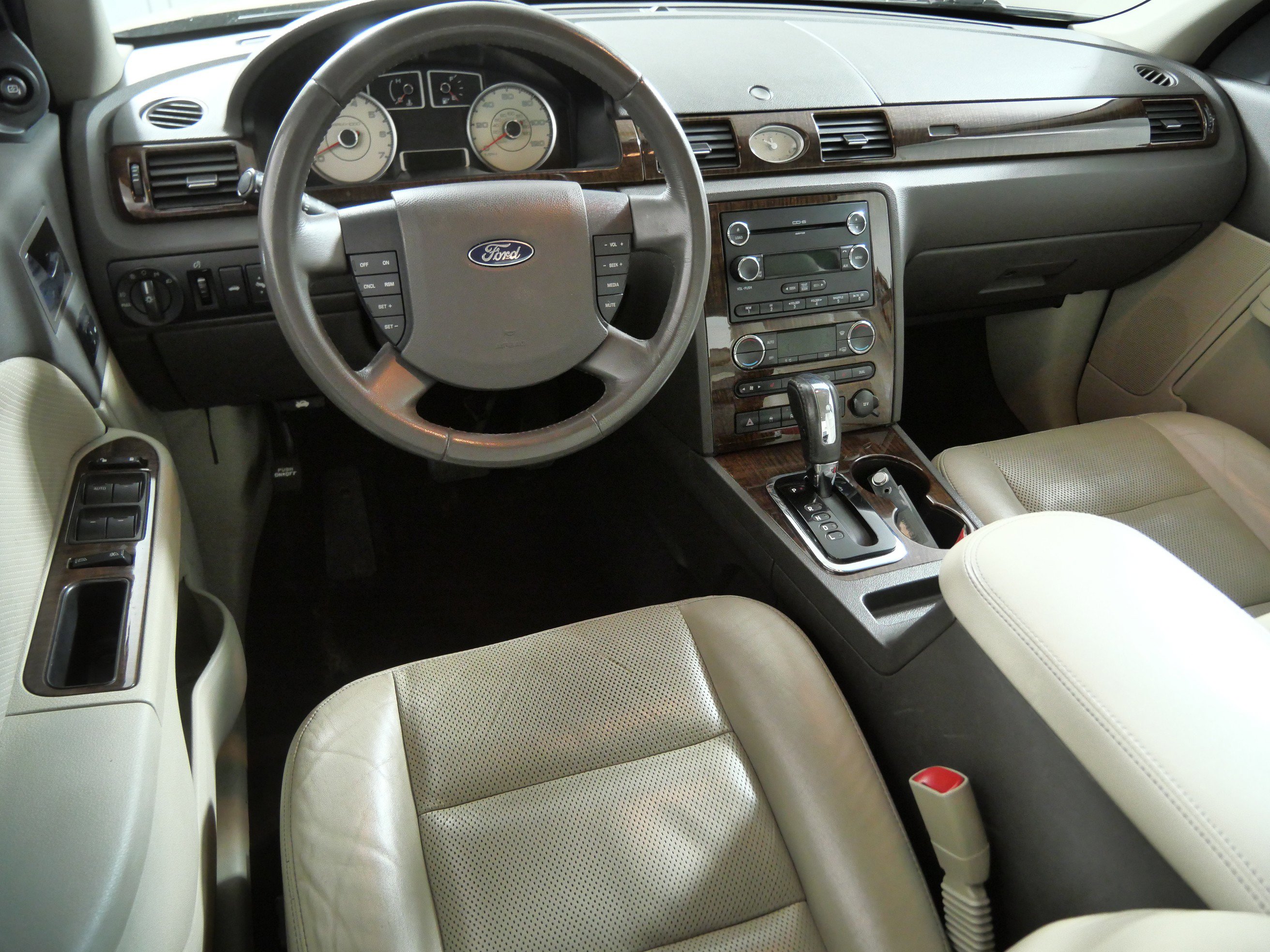 Used 2008 Ford Taurus Limited FWD image 4