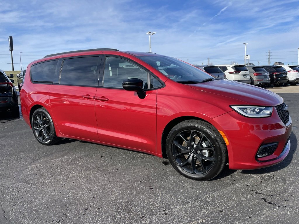 Used 2025 Chrysler Pacifica Limited image 2