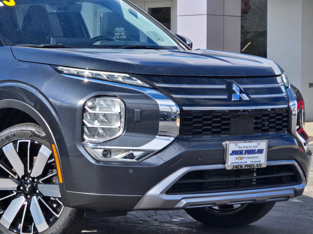 Used 2025 Mitsubishi Outlander SE image 3