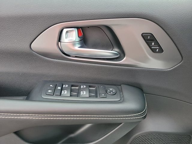 Used 2026 Chrysler Pacifica Select FWD image 13