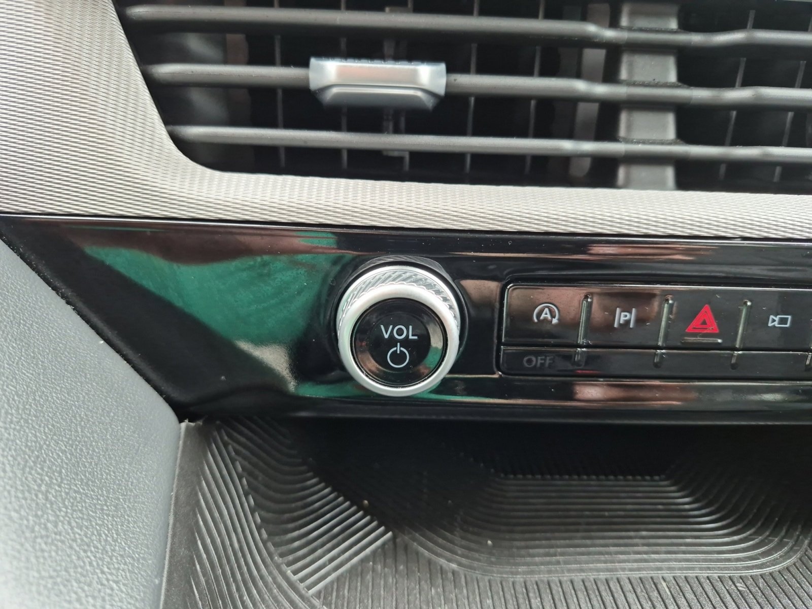 Used 2025 Ford Explorer Active RWD image 17