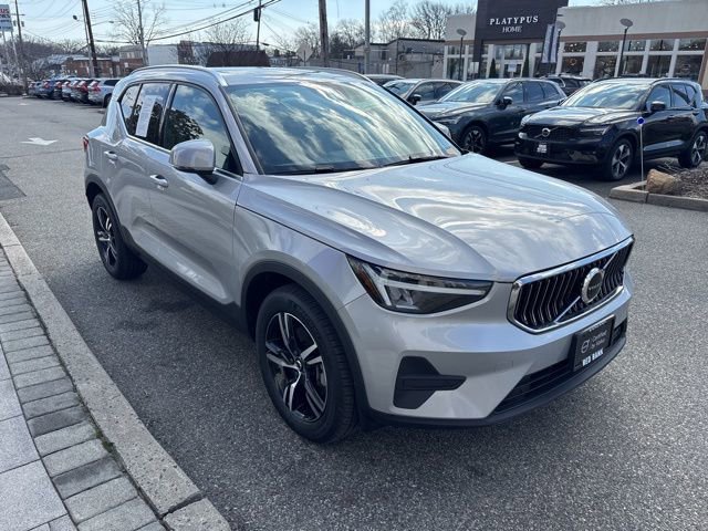 Used 2025 Volvo XC40 B5 Core image 7