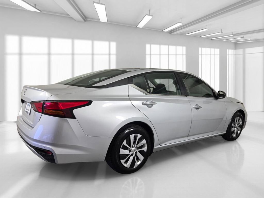 Used 2024 Nissan Altima 2.5 S FWD image 8