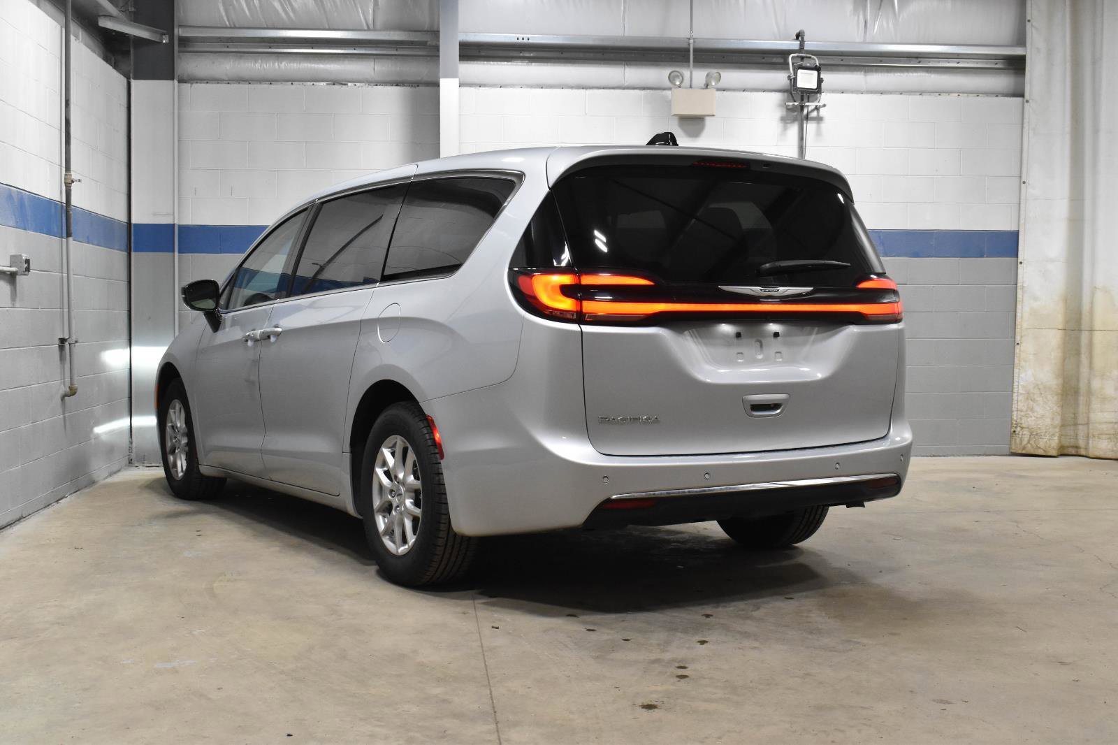 Used 2024 Chrysler Pacifica Touring-L image 24