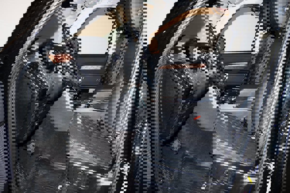 Used 2018 Land Rover Discovery HSE image 32