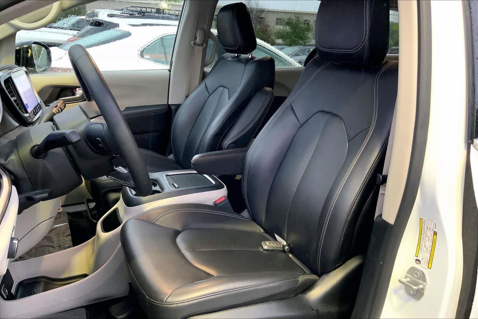 Used 2024 Chrysler Pacifica Touring-L FWD image 8