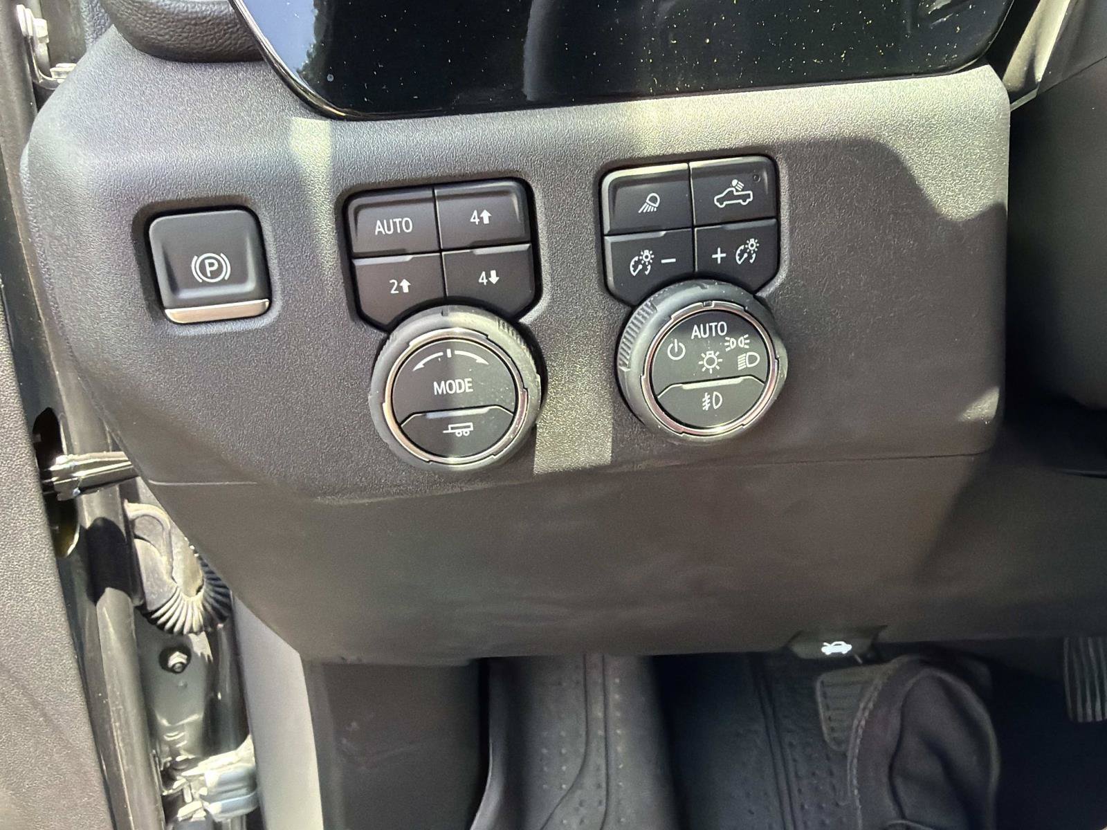 Used 2024 Chevrolet Silverado 1500 High Country w/ High Country Premium Package AWD/4WD image 34