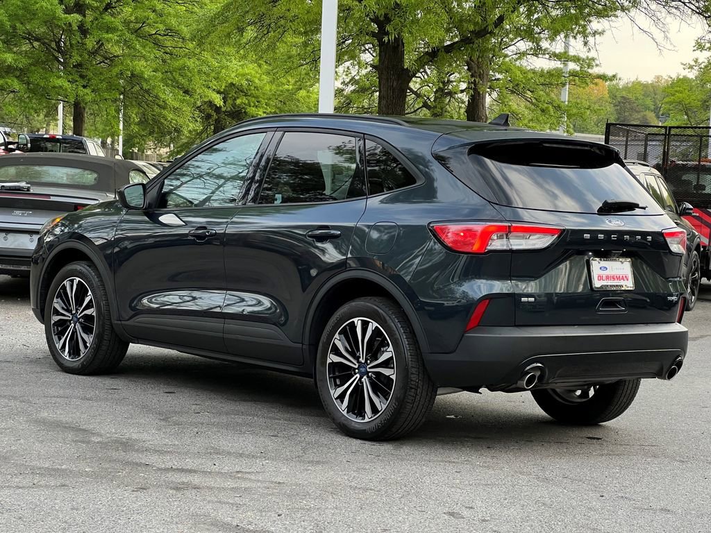 Used 2022 Ford Escape SE w/ SE Sport Appearance Package image 5