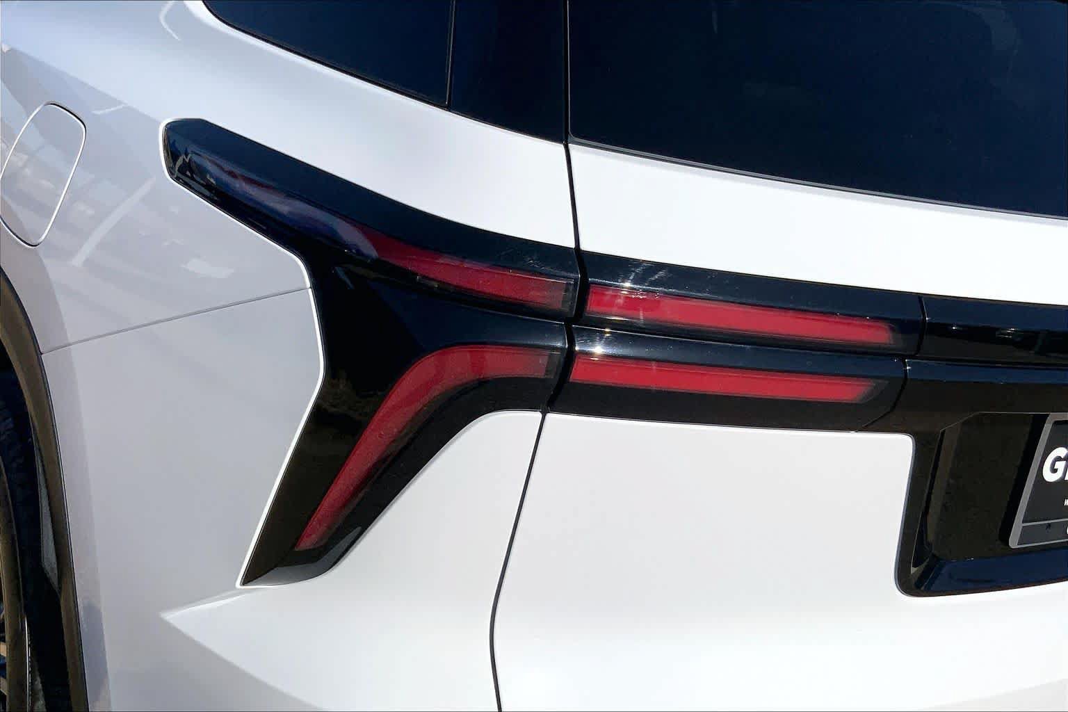 Used 2025 Chevrolet Traverse LT FWD image 29
