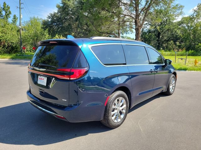 Used 2022 Chrysler Pacifica Touring-L AWD/4WD image 2