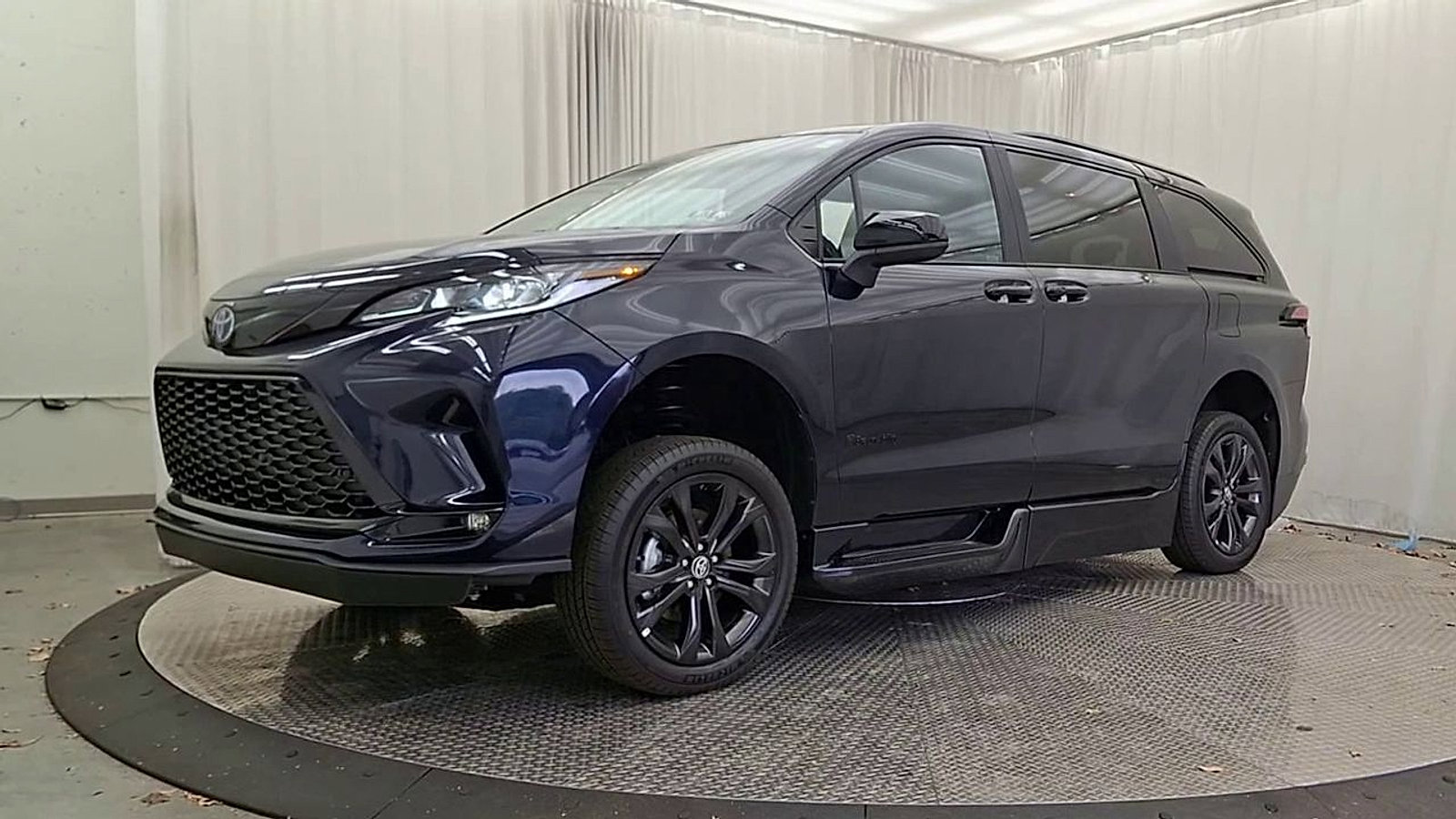 Used 2025 Toyota Sienna XSE image 4