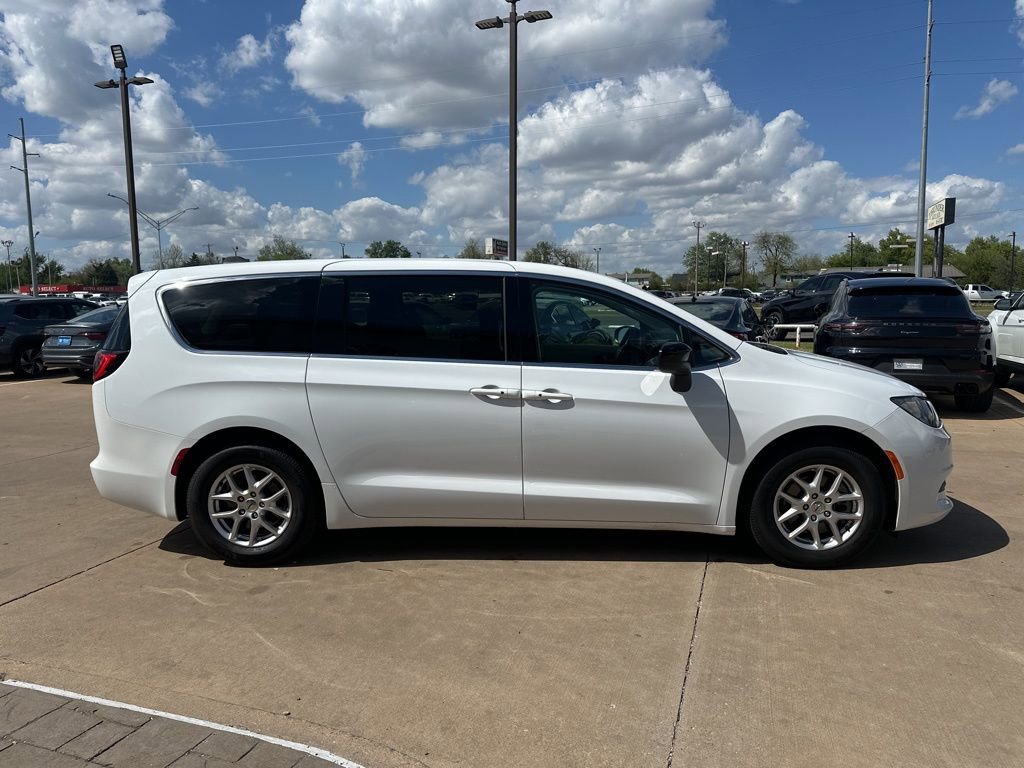 Used 2024 Chrysler Voyager LX image 4