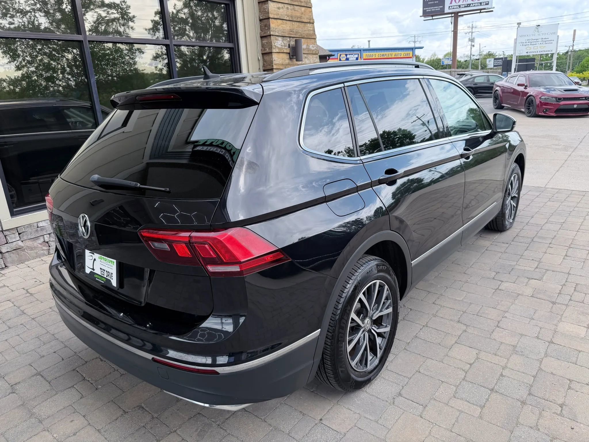Used 2020 Volkswagen Tiguan SE w/ Panoramic Sunroof Package FWD image 6