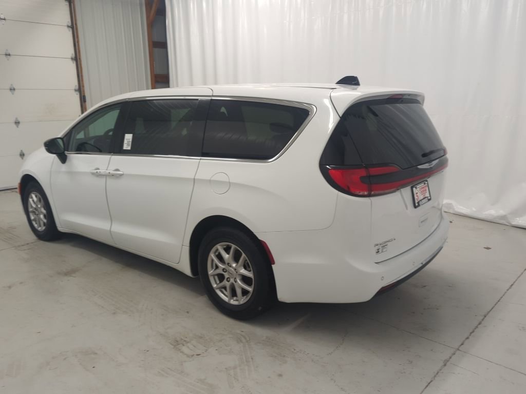 Used 2024 Chrysler Pacifica Touring-L image 2