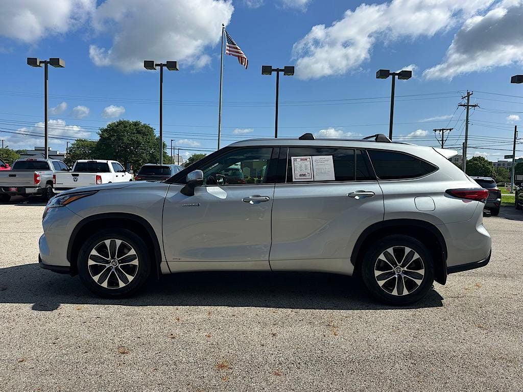 Certified 2020 Toyota Highlander XLE AWD/4WD image 2