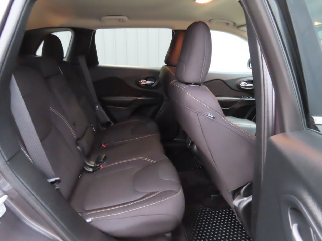 Used 2016 Jeep Cherokee Latitude w/ Comfort/Convenience Group AWD/4WD image 29