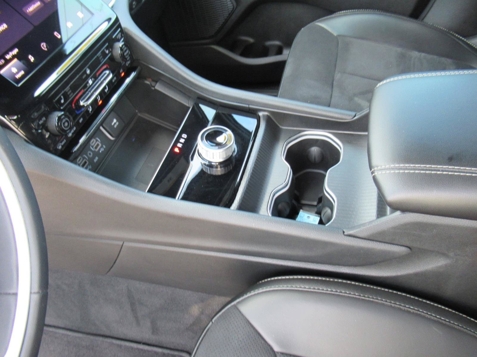 Used 2025 Jeep Grand Cherokee L Laredo RWD image 19