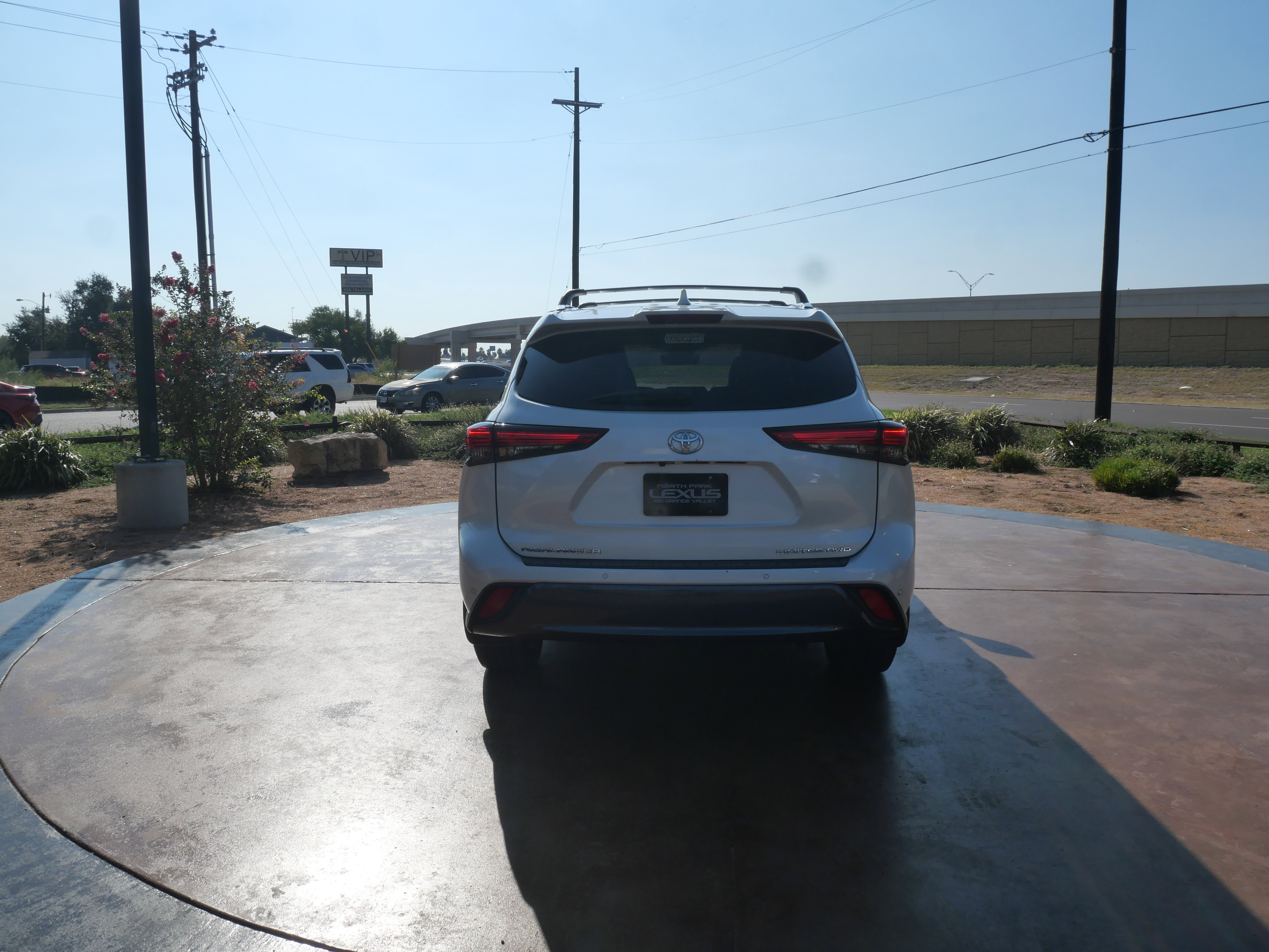 Used 2021 Toyota Highlander Limited image 3