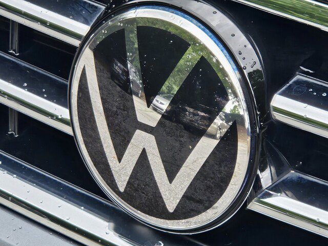 Certified 2023 Volkswagen Tiguan SE w/ Panoramic Sunroof Package FWD image 33