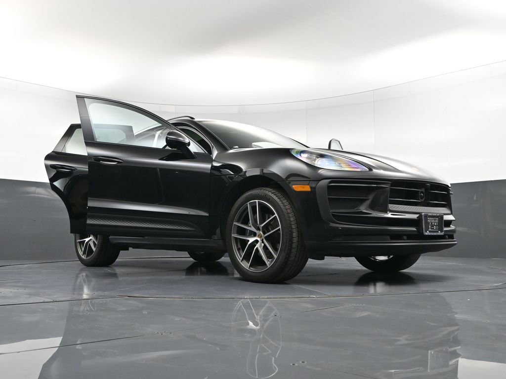 Certified 2024 Porsche Macan AWD/4WD image 38