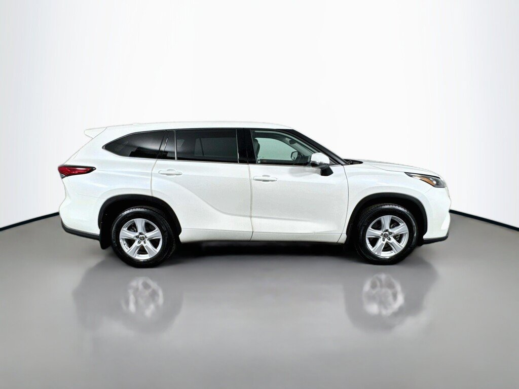 Used 2020 Toyota Highlander LE AWD/4WD image 6