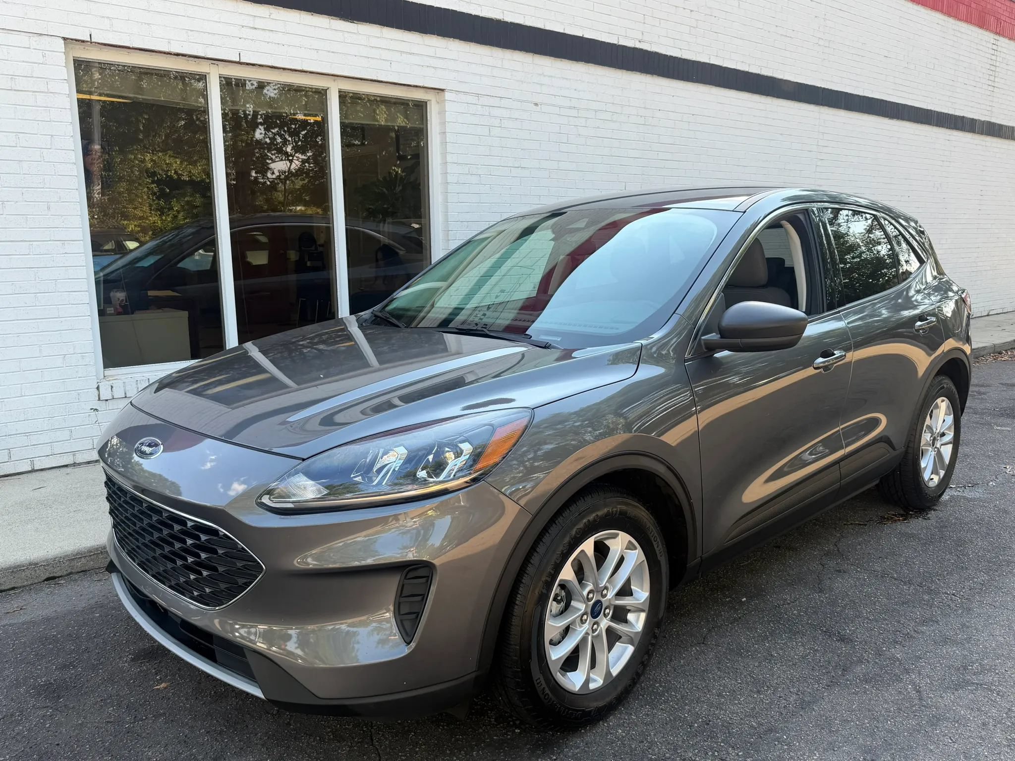 Used 2022 Ford Escape SE w/ Cold Weather Package FWD image 2