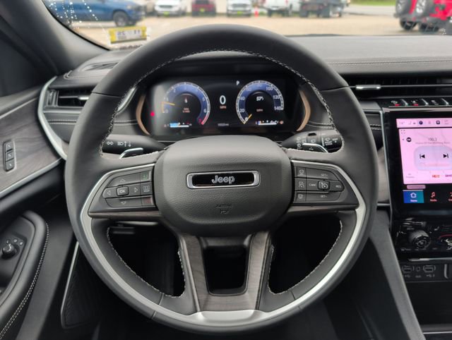 Used 2025 Jeep Grand Cherokee Limited w/ Black Appearance Package AWD/4WD image 17