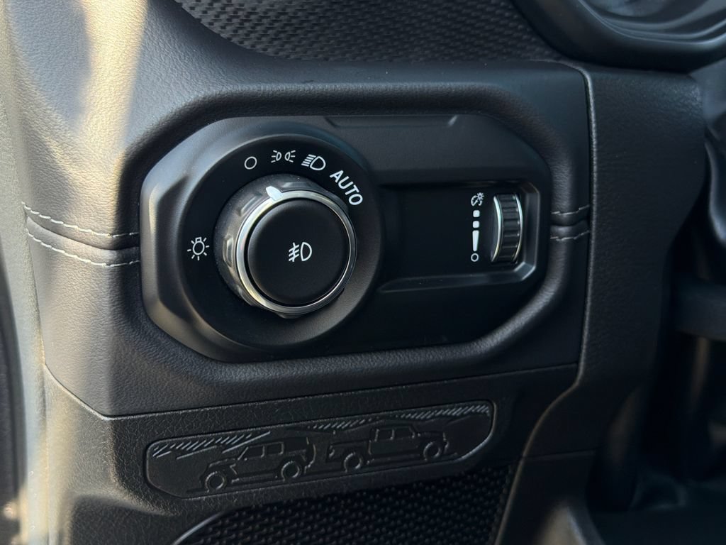 Used 2025 Jeep Wrangler Unlimited Rubicon AWD/4WD image 16