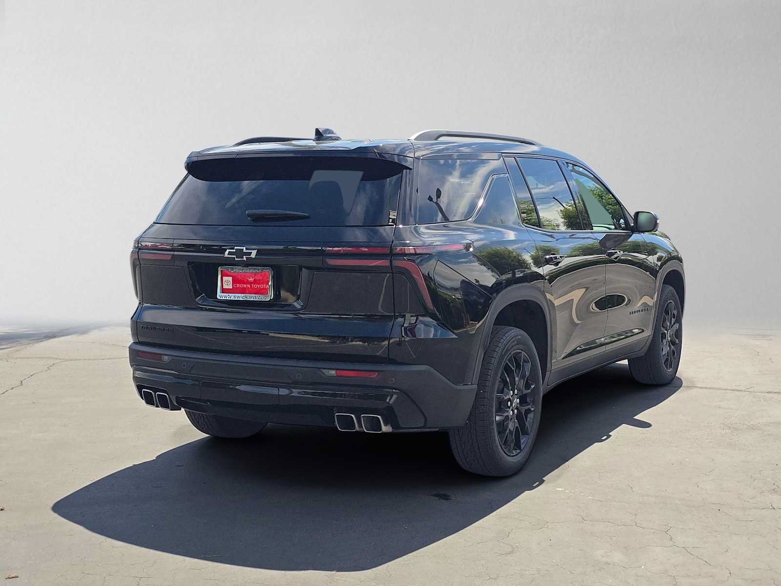 Used 2024 Chevrolet Traverse LT w/ Midnight/Sport Edition FWD image 3