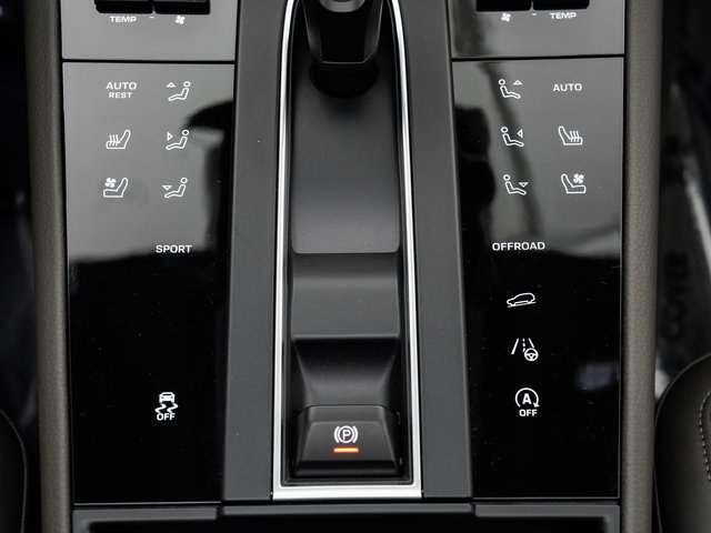 Certified 2025 Porsche Macan AWD/4WD image 20