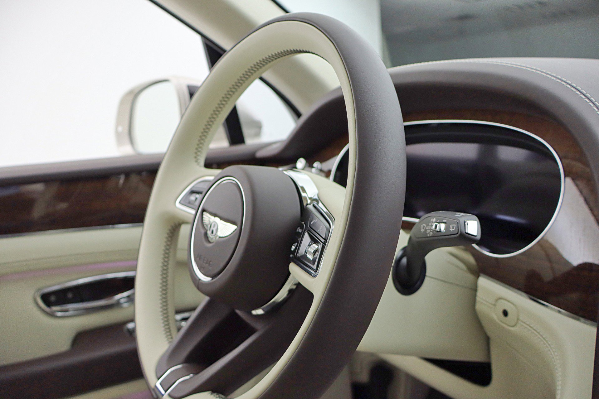 Used 2024 Bentley Bentayga Plug-In Hybrid image 30