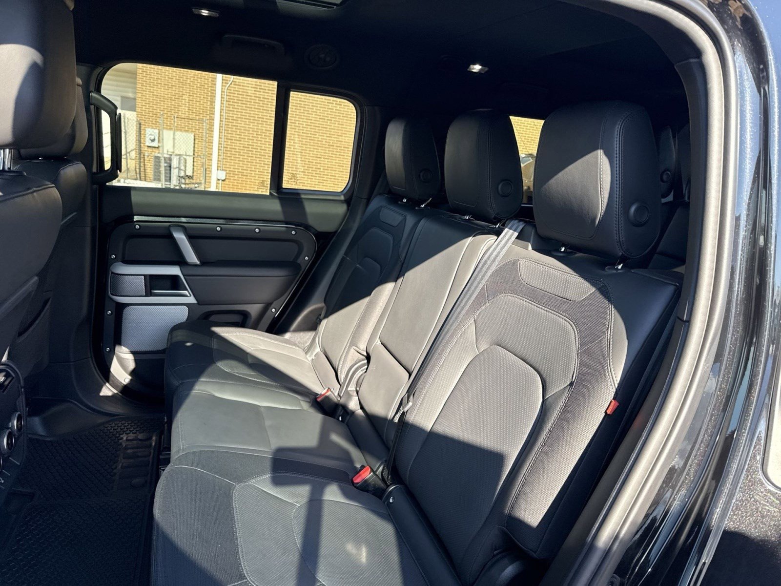 Used 2024 Land Rover Defender 130 X-Dynamic SE image 22