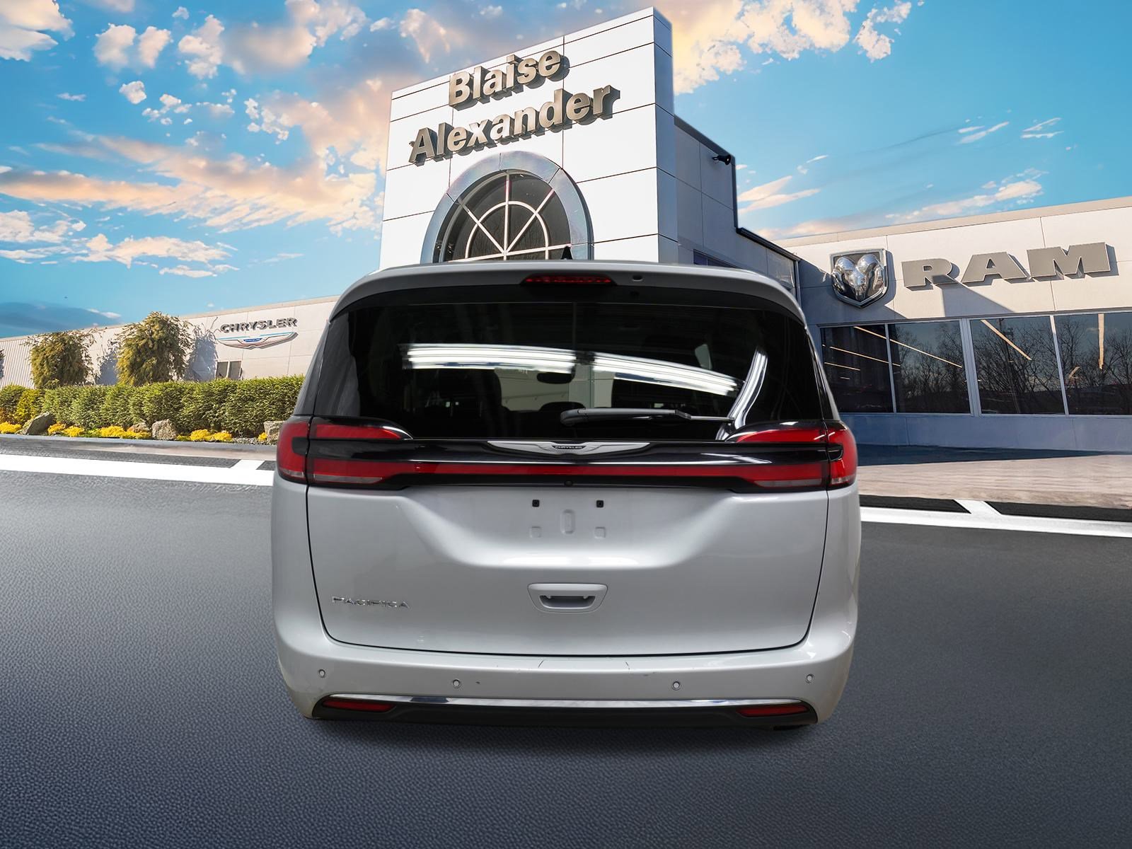 Used 2024 Chrysler Pacifica Touring-L FWD image 8