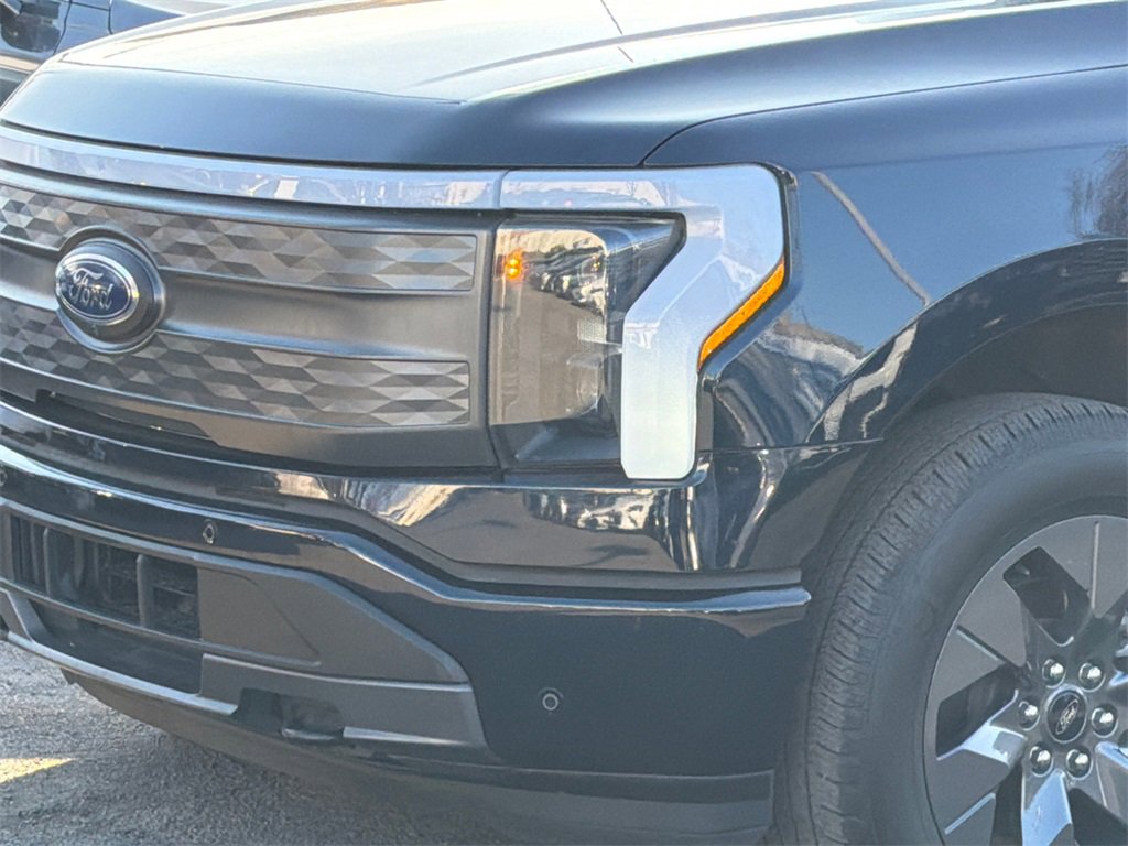 Used 2023 Ford F150 Lightning Lariat image 4