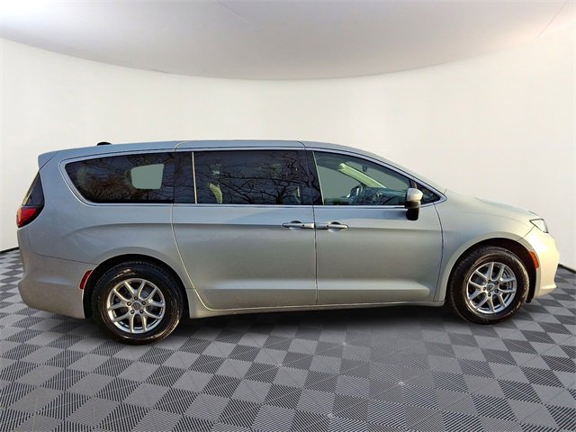 Used 2023 Chrysler Pacifica Touring-L image 7