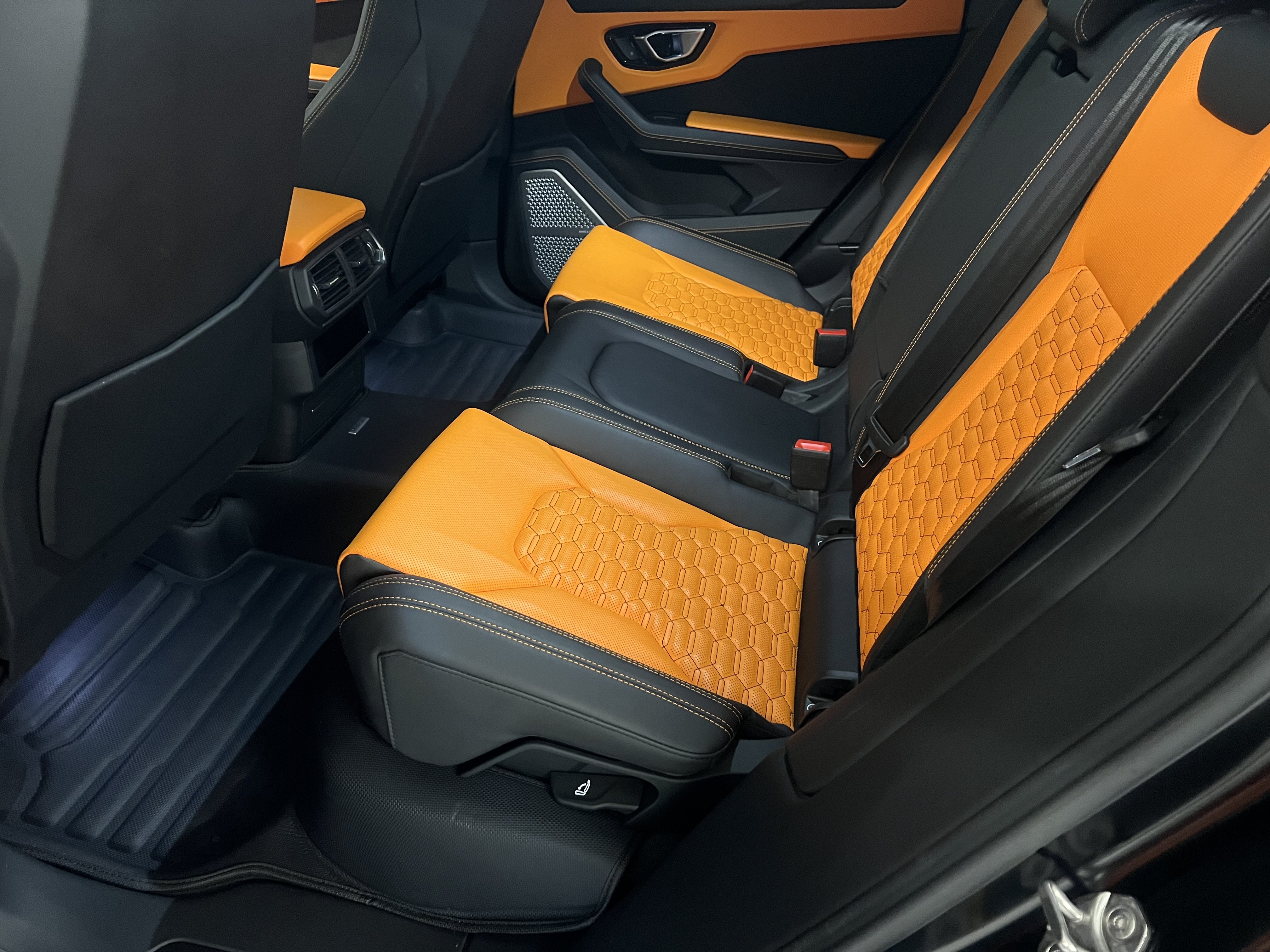 Used 2021 Lamborghini Urus AWD/4WD image 11