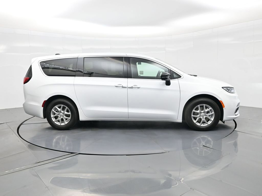 New 2026 Chrysler Pacifica Select image 5
