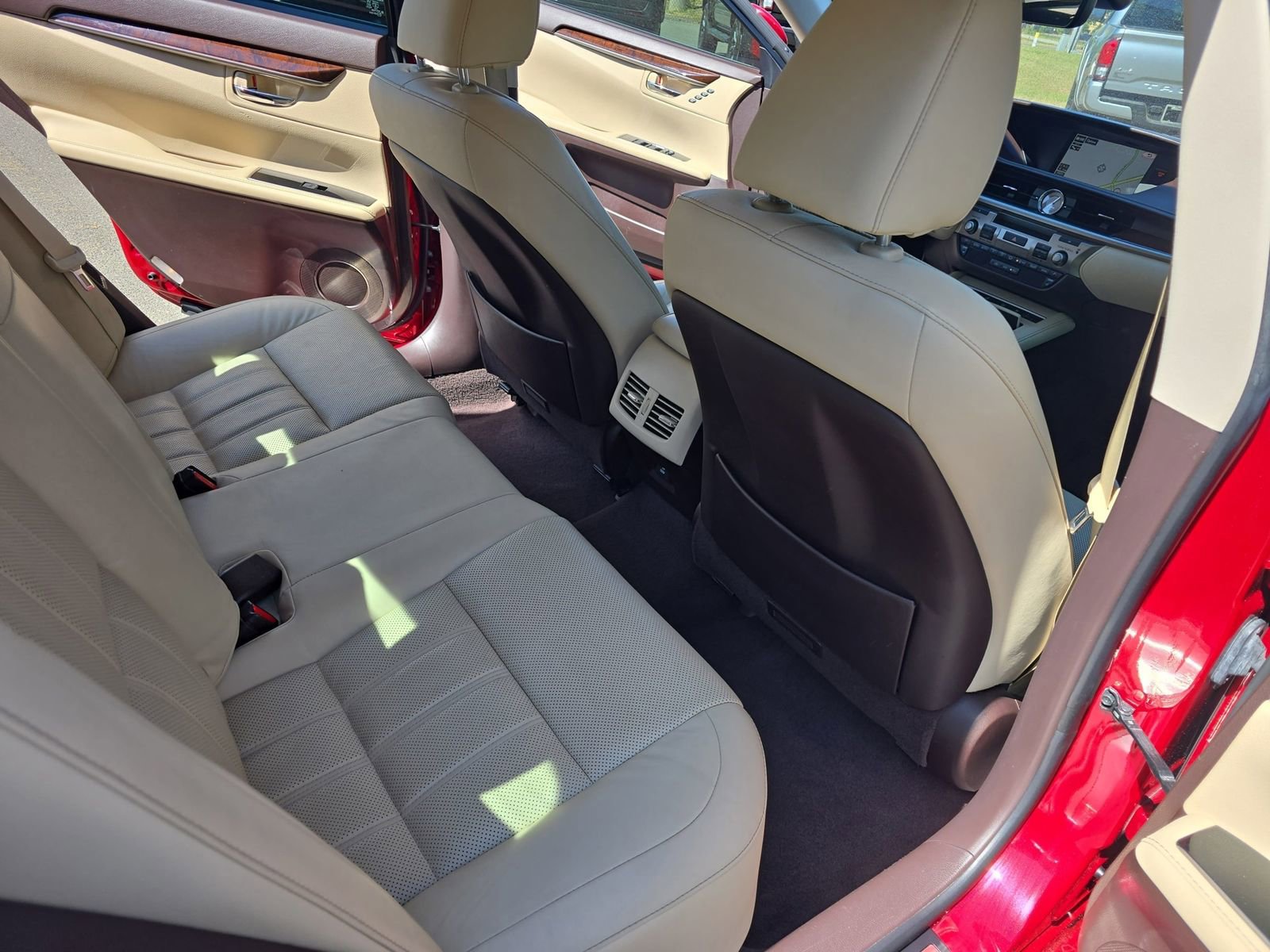 Used 2016 Lexus ES 300h w/ Luxury Package w/Wood Trim FWD image 14