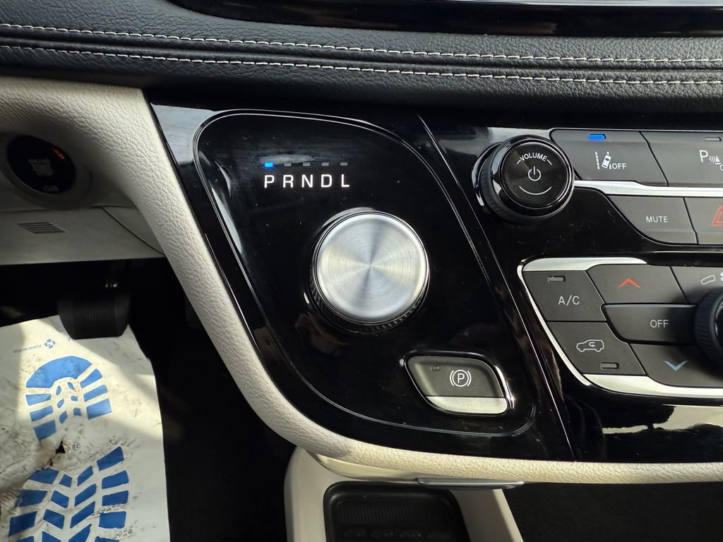 Used 2023 Chrysler Pacifica Touring-L image 28