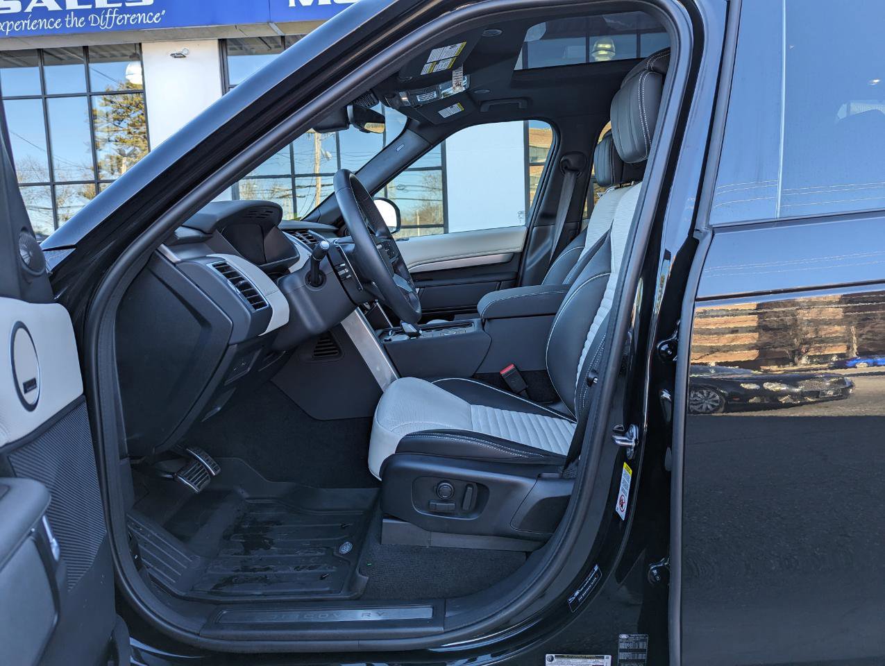 Used 2024 Land Rover Discovery Dynamic SE image 11