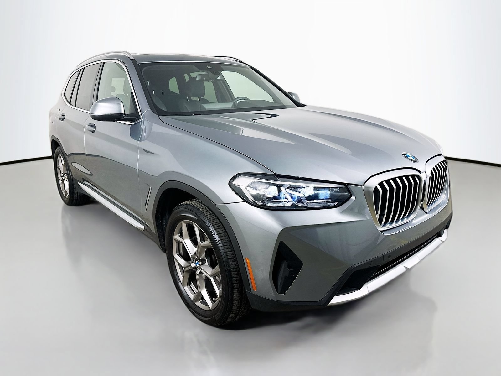 Used 2023 BMW X3 xDrive30i w/ Premium Package AWD/4WD image 3
