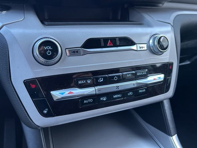 Used 2023 Ford Explorer XLT w/ Equipment Group 202A image 19