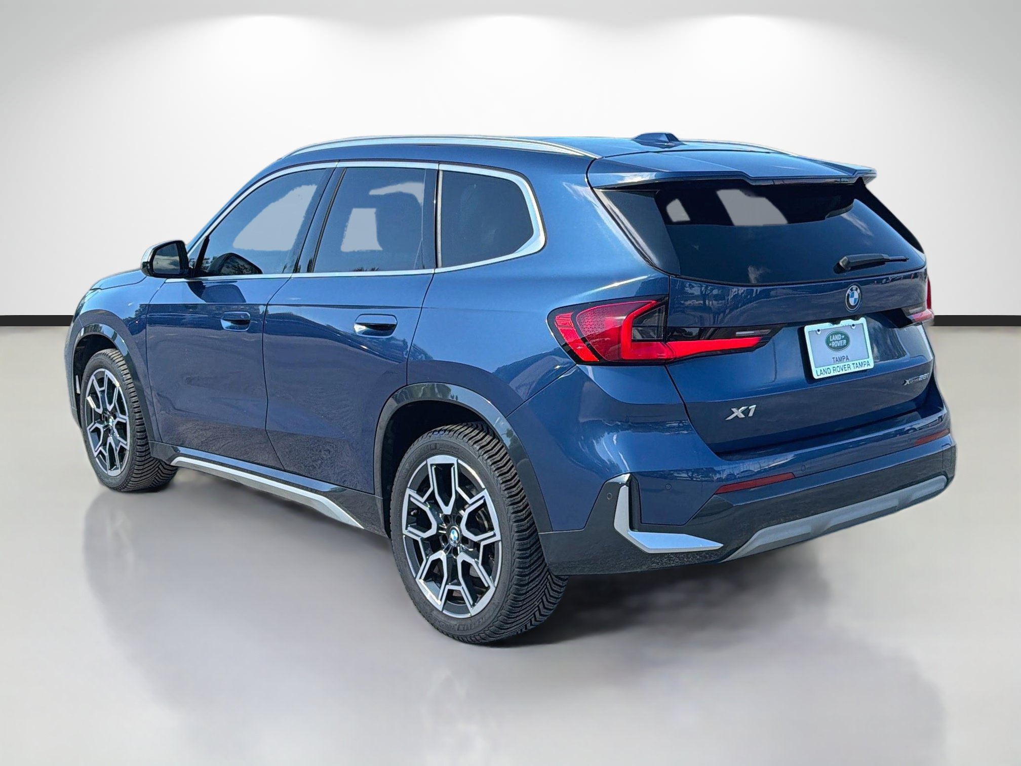 Used 2023 BMW X1 xDrive28i AWD/4WD image 3