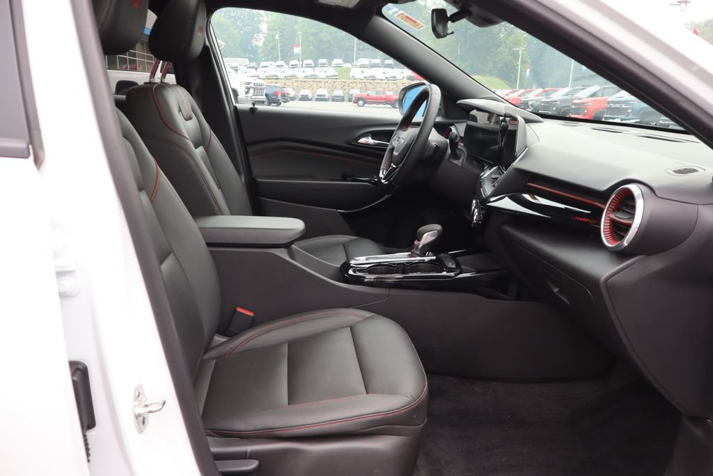 Used 2024 Chevrolet Trax RS w/ Sunroof Package FWD image 32