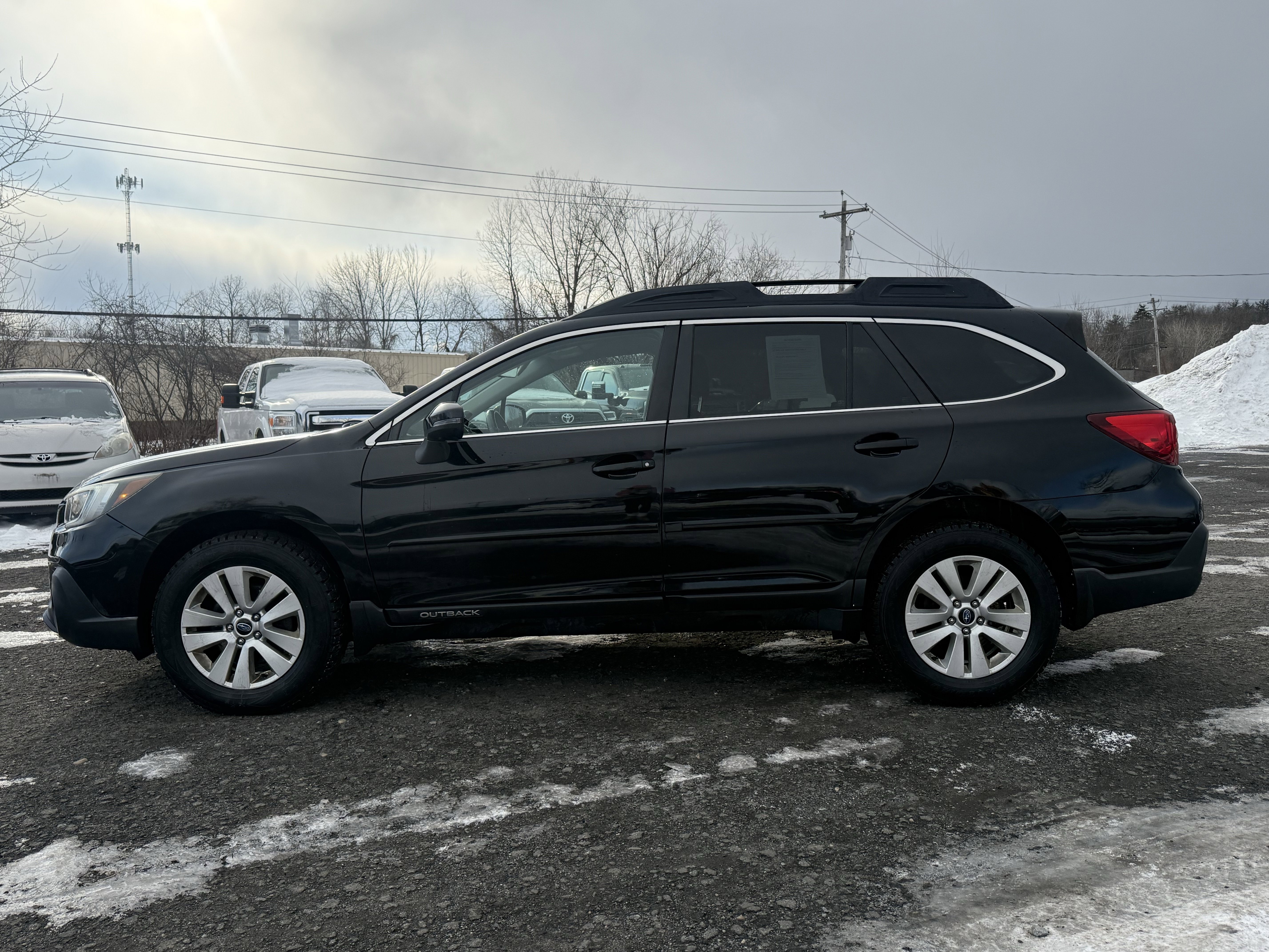 Used 2018 Subaru Outback 2.5i Premium image 2