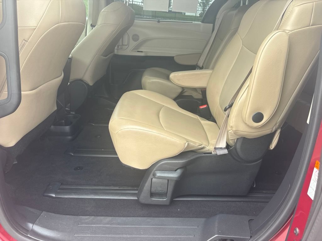 Used 2021 Toyota Sienna XLE FWD image 21