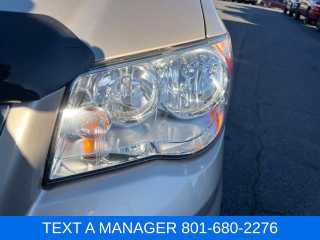 Used 2014 Chrysler Town & Country Touring-L w/ Driver Convenience Group FWD image 10